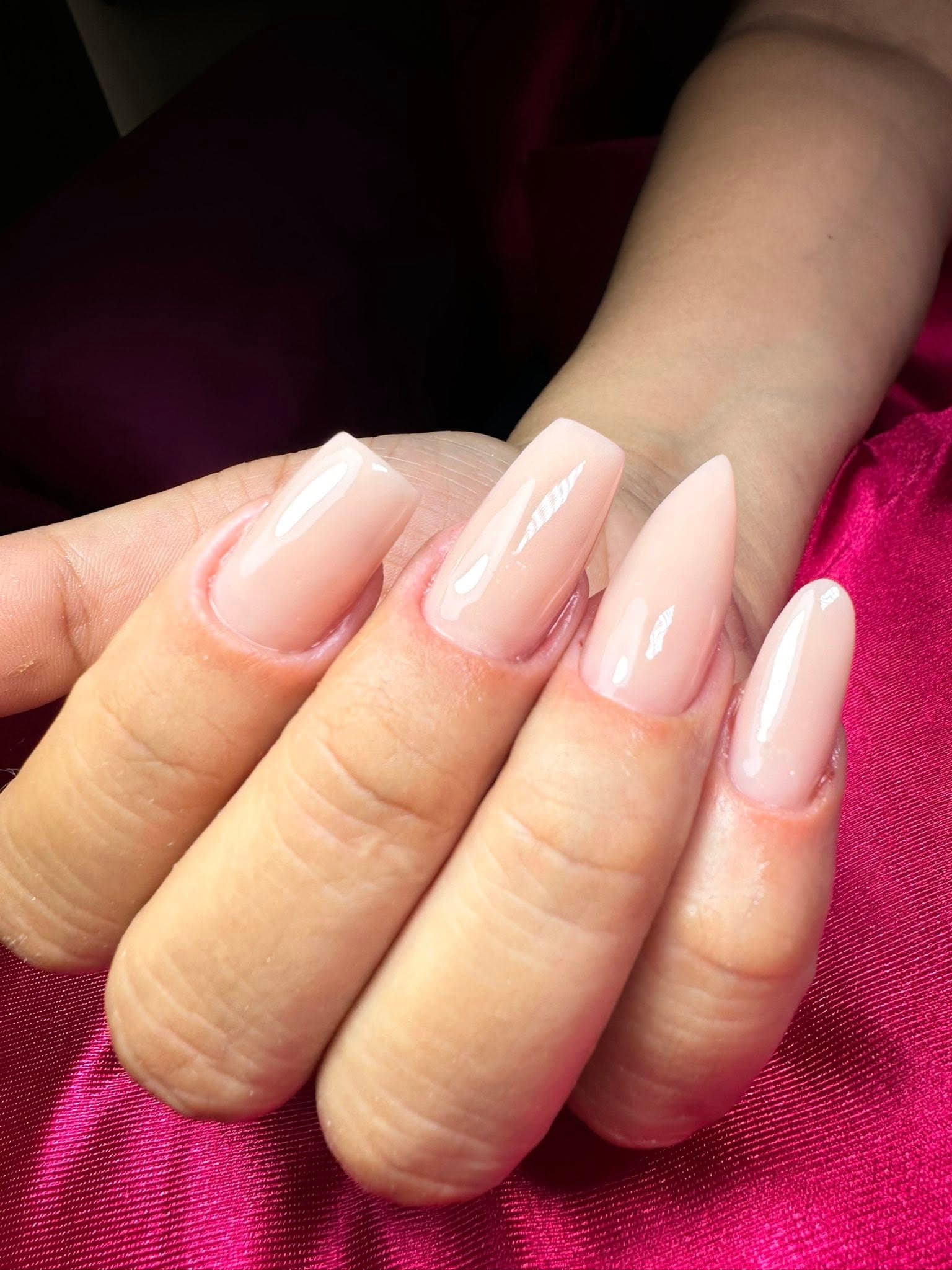 Uñas coffin en nude rosado natural con acabado brillante