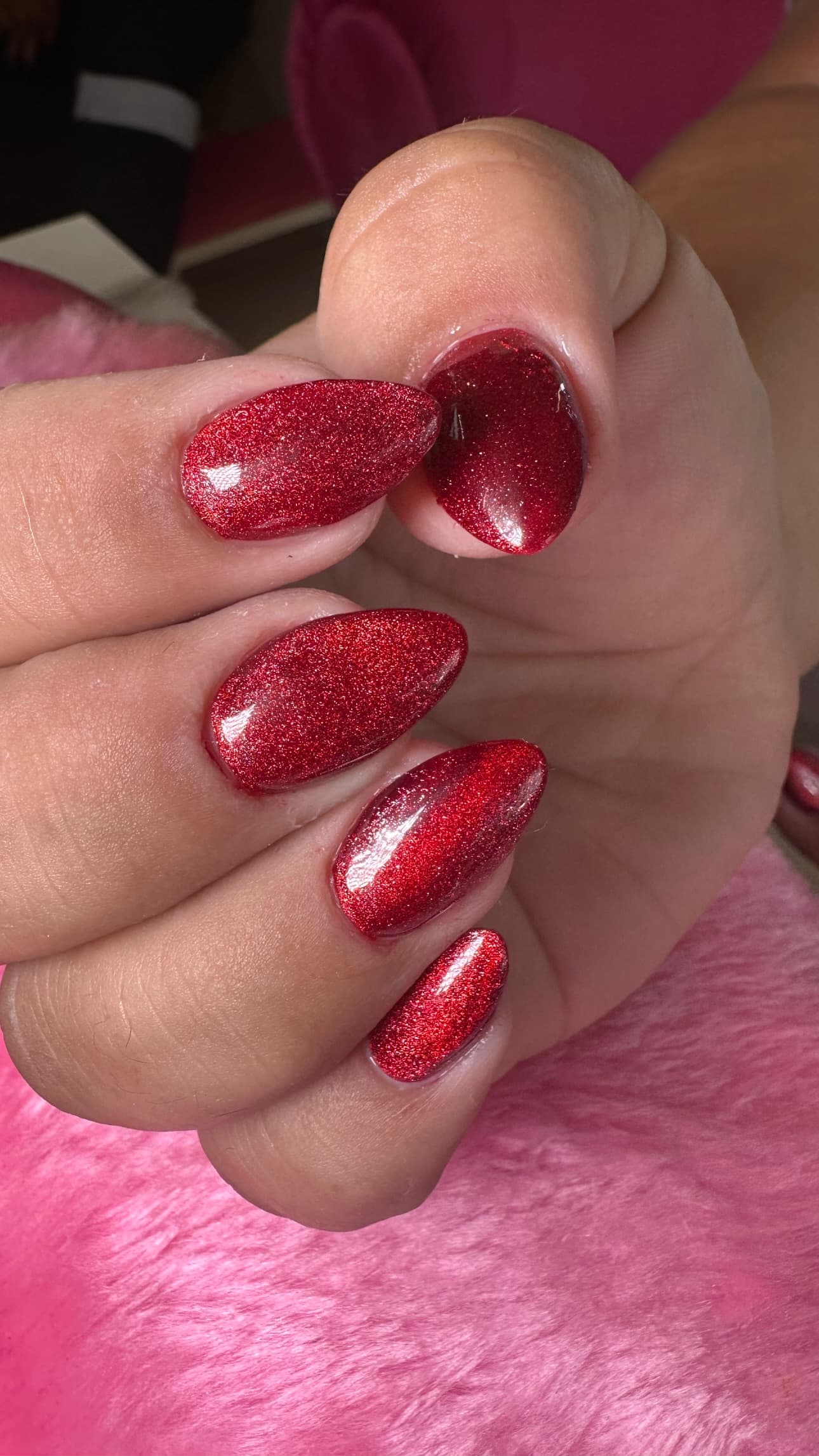 Uñas rojas con glitter holográfico en toda la uña sobre forma cuadrada