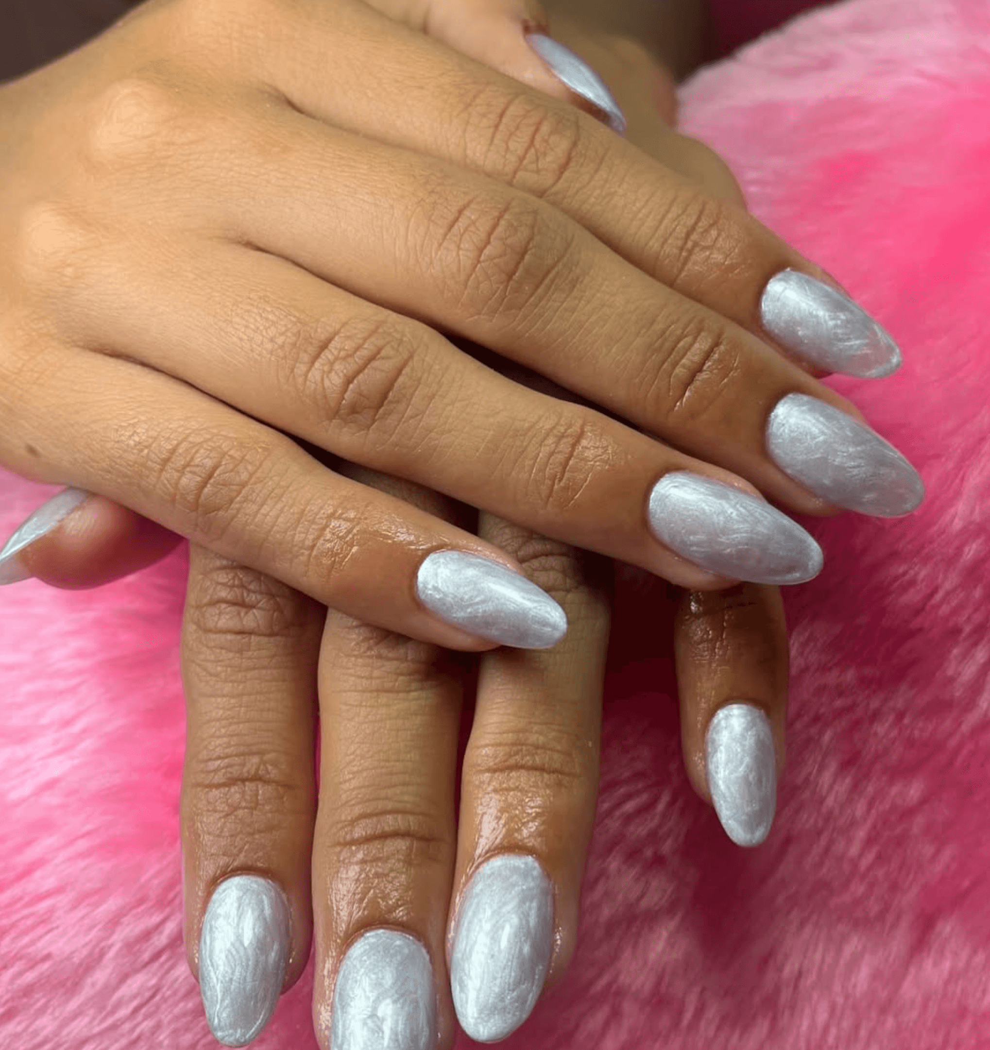 Uñas blancas con shimmer plateado y textura crinkle en acabado nacarado