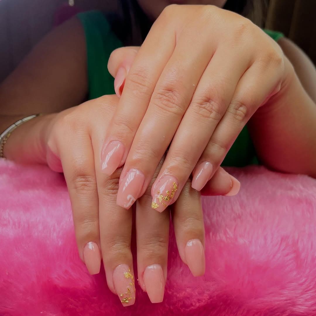 Uñas con diseño personalizado de inicial — Dolls Coiffure