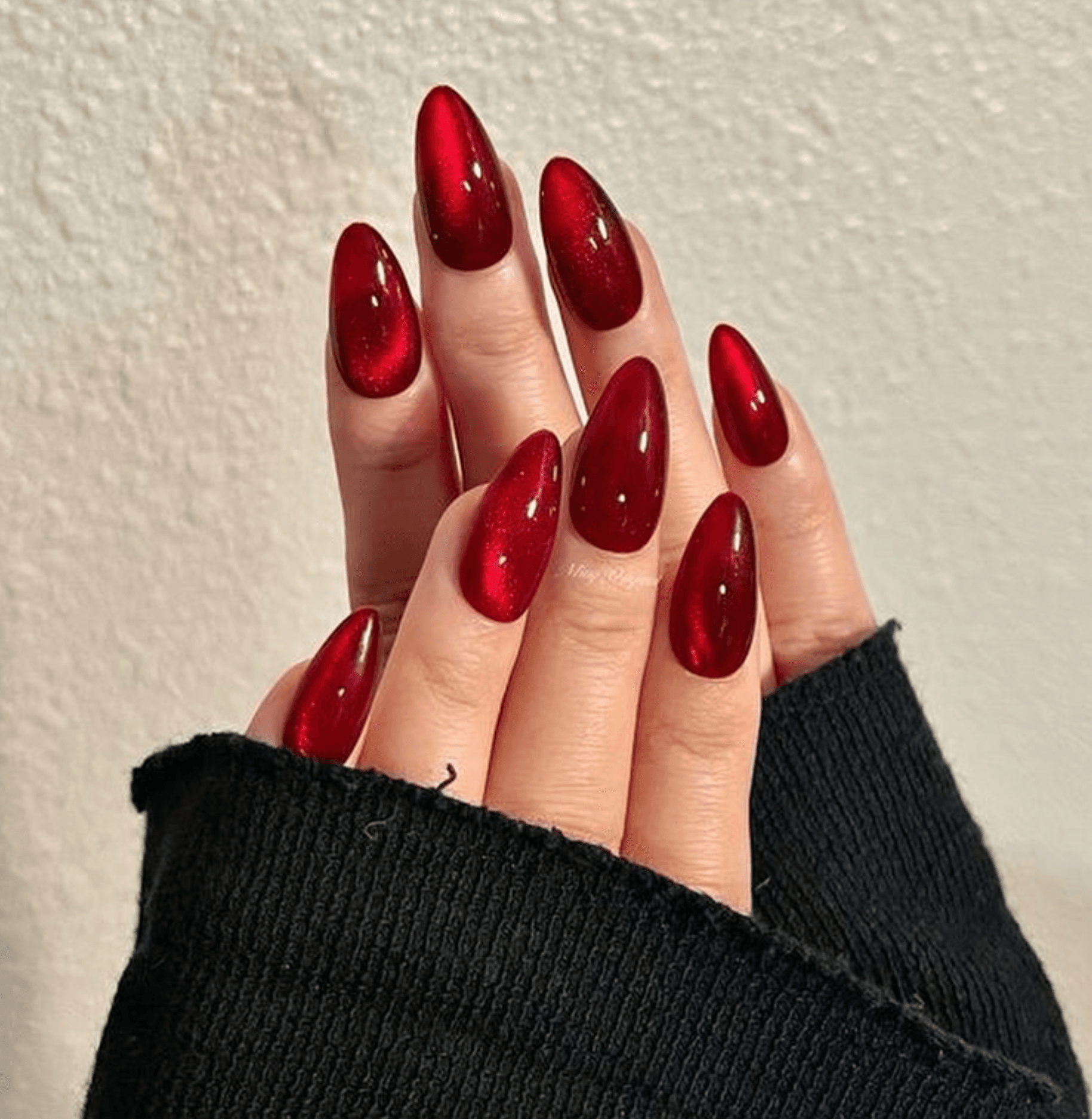Uñas cat eye rojo con brillo metálico — Dolls Coiffure
