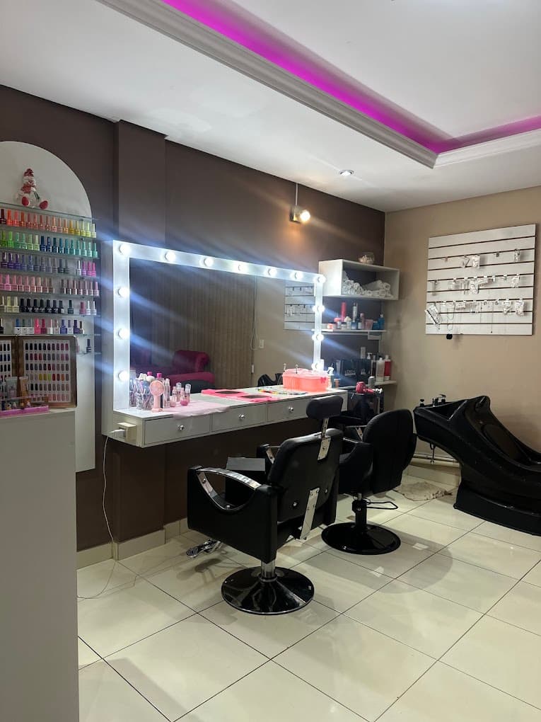 Interior del salón con estaciones — Dolls Coiffure